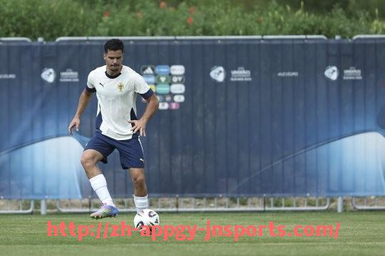 江南体育APP-世俱杯球员射门精准度全面解析及对比赛结果的影响